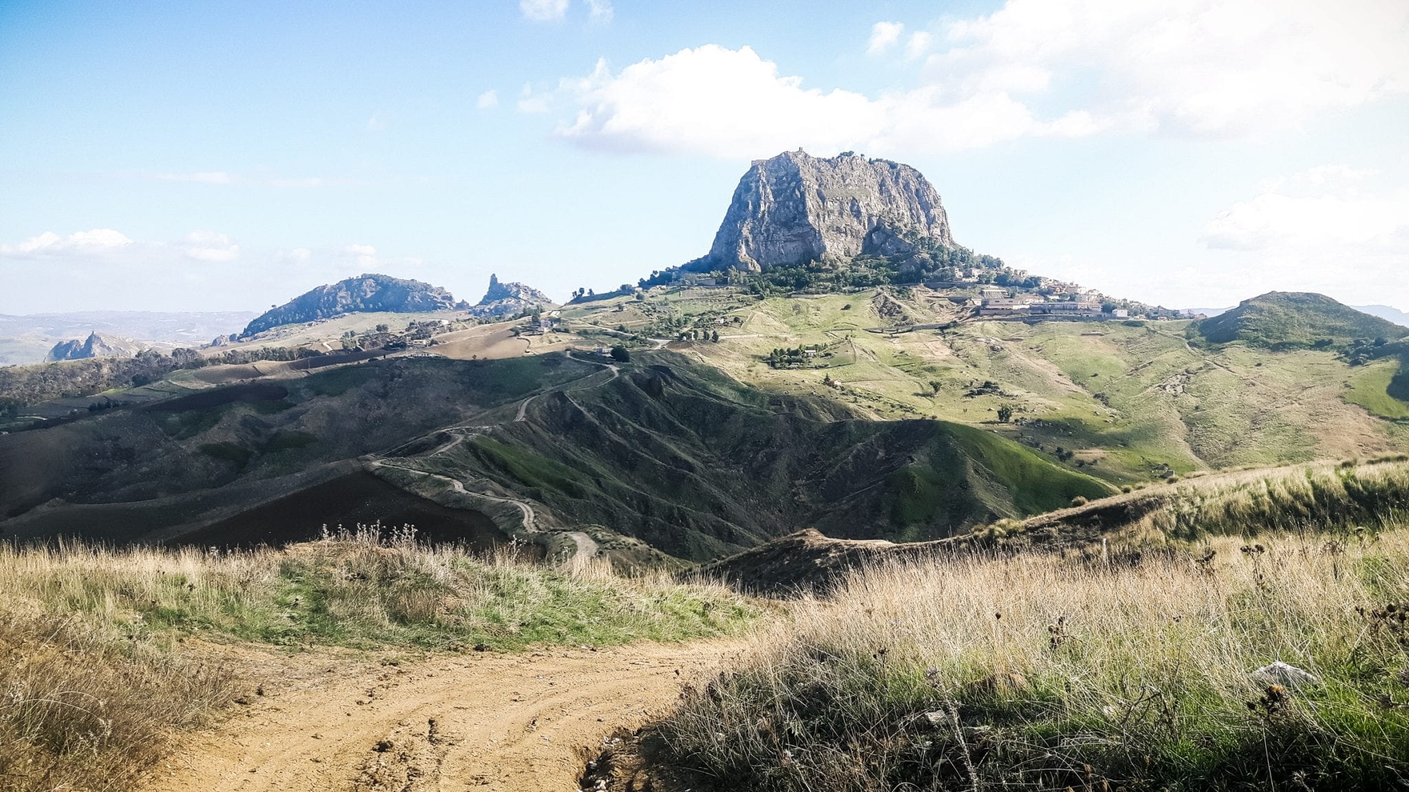 Pelgrimspaden-op-Sicilie-Uitzicht naar rots7