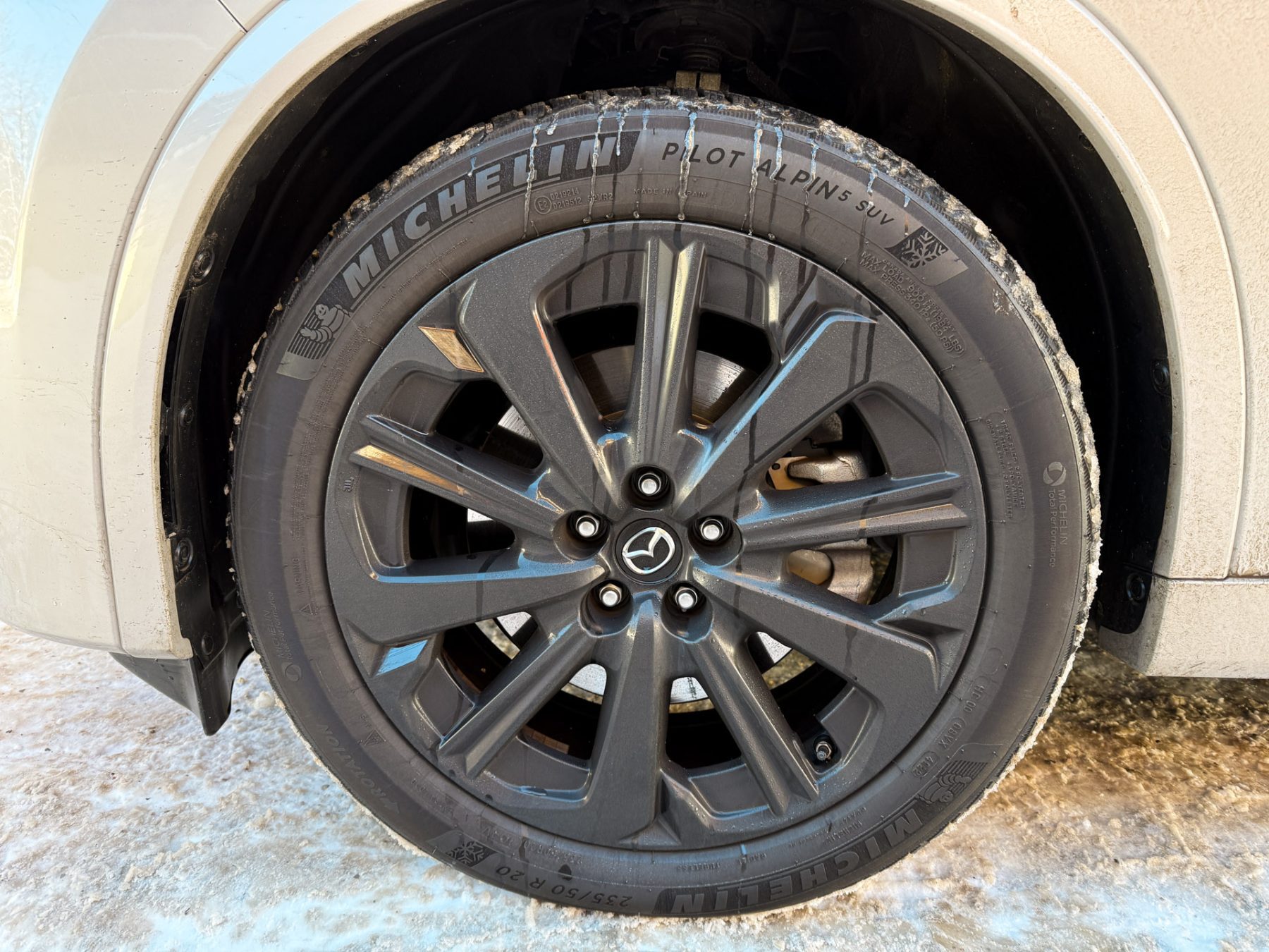 Auto op wintersport Mazda CX-60 winterband