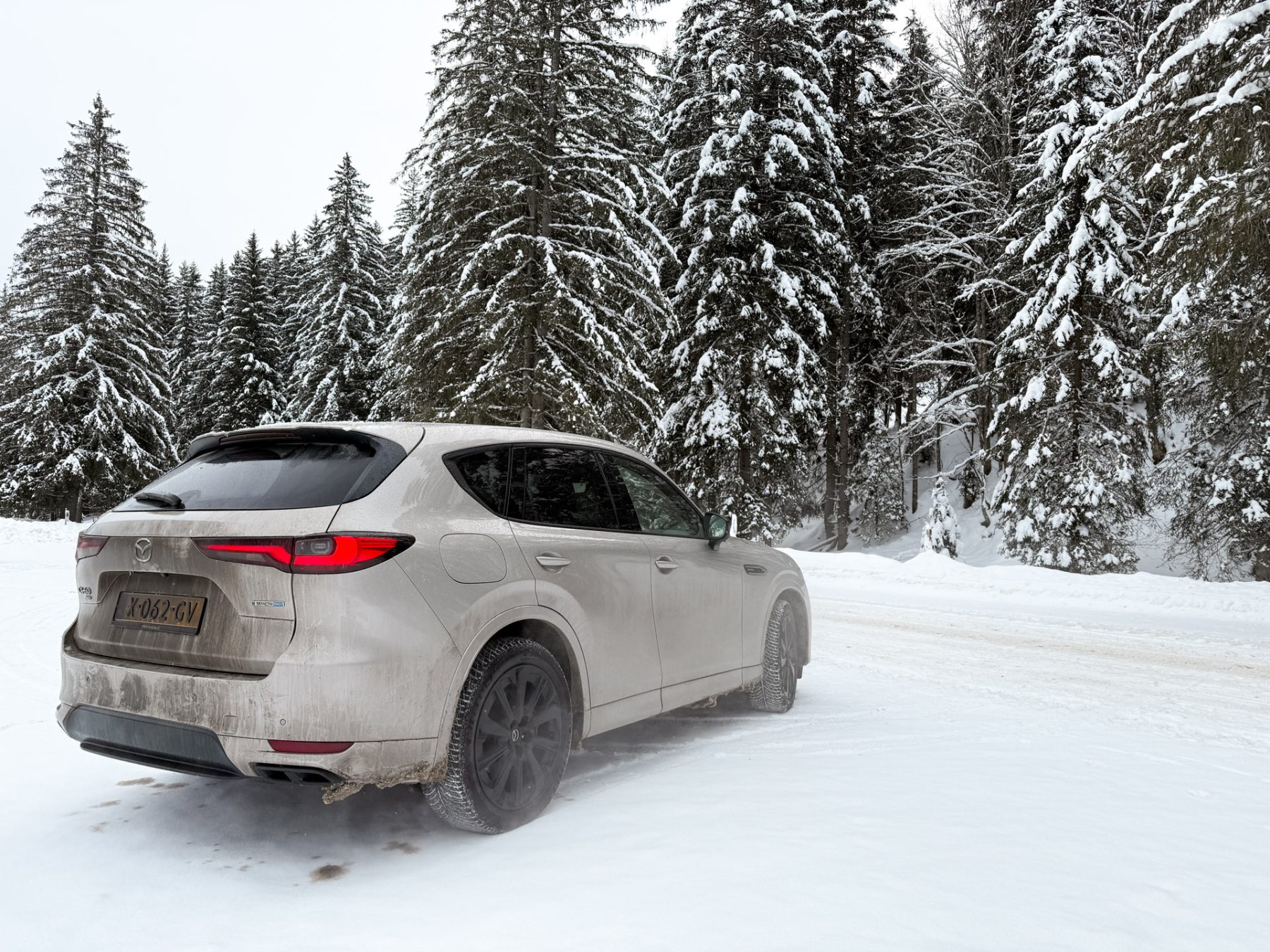 Mazda CX-60 met de auto op wintersport