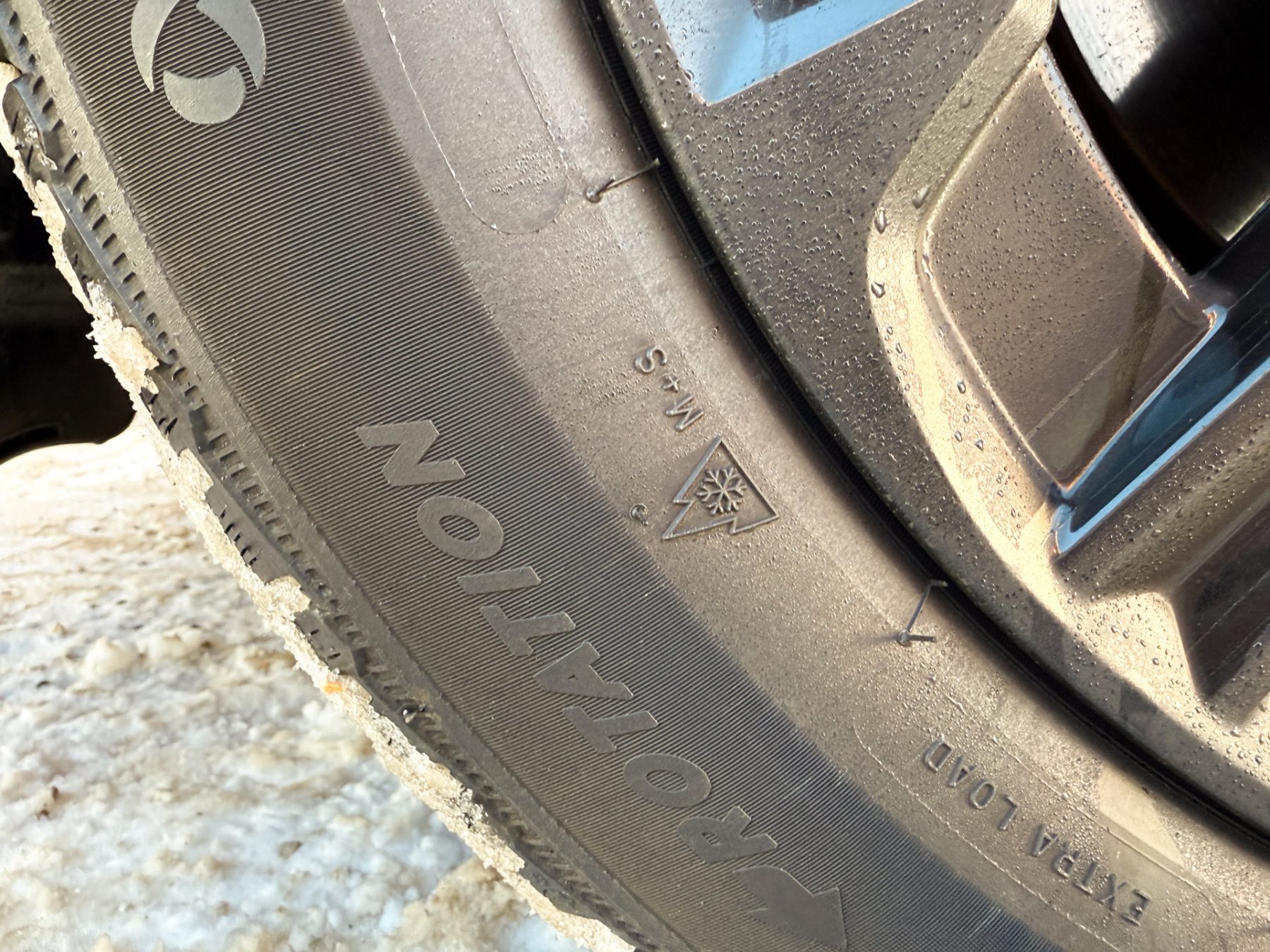 Auto op wintersport Mazda CX-60 winterband met sneeuwvlok