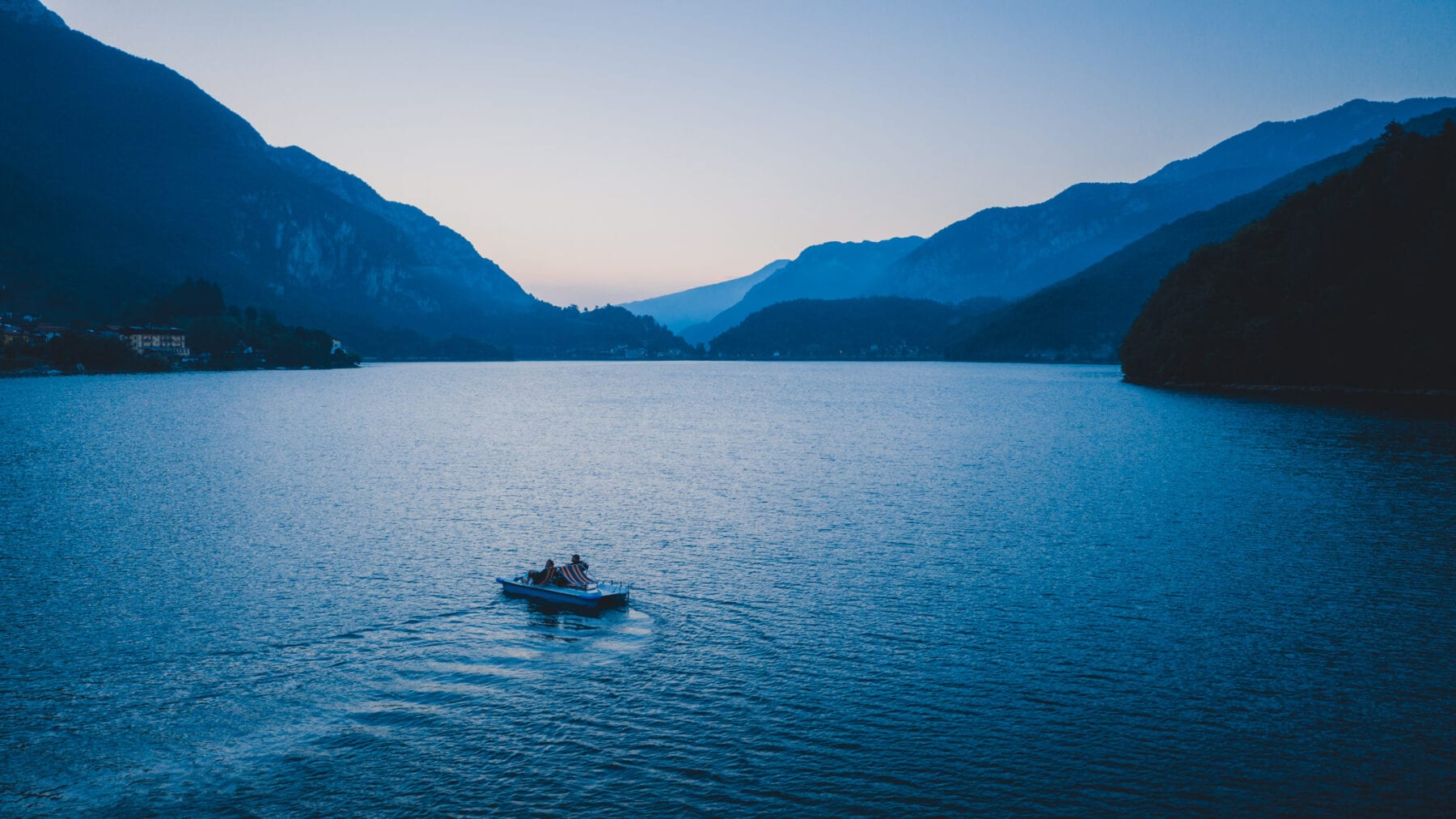 Ledromeer Lago di Ledro Zonsopkomst waterfietsen