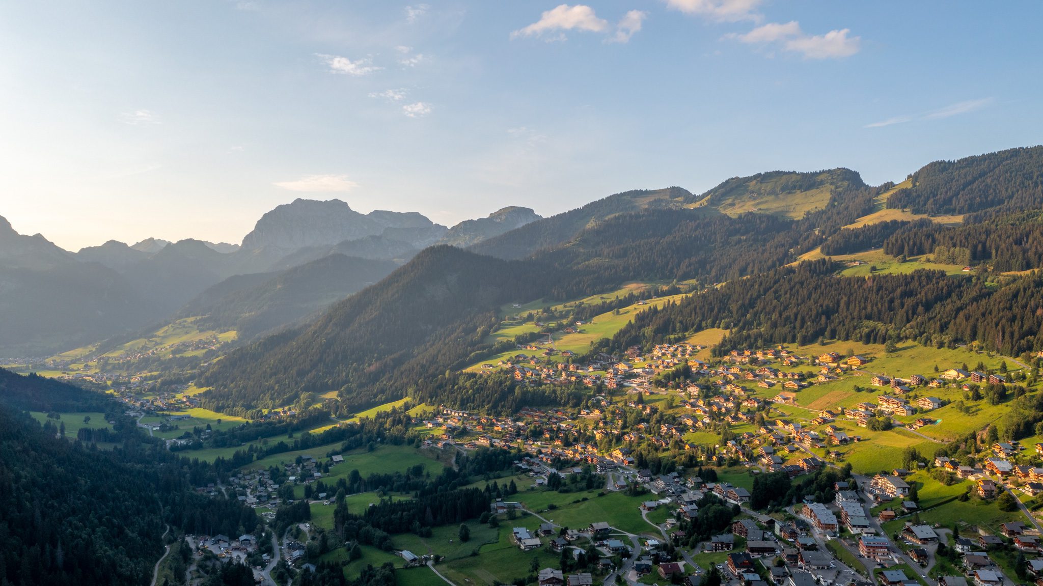 Châtel in de zomer drone header