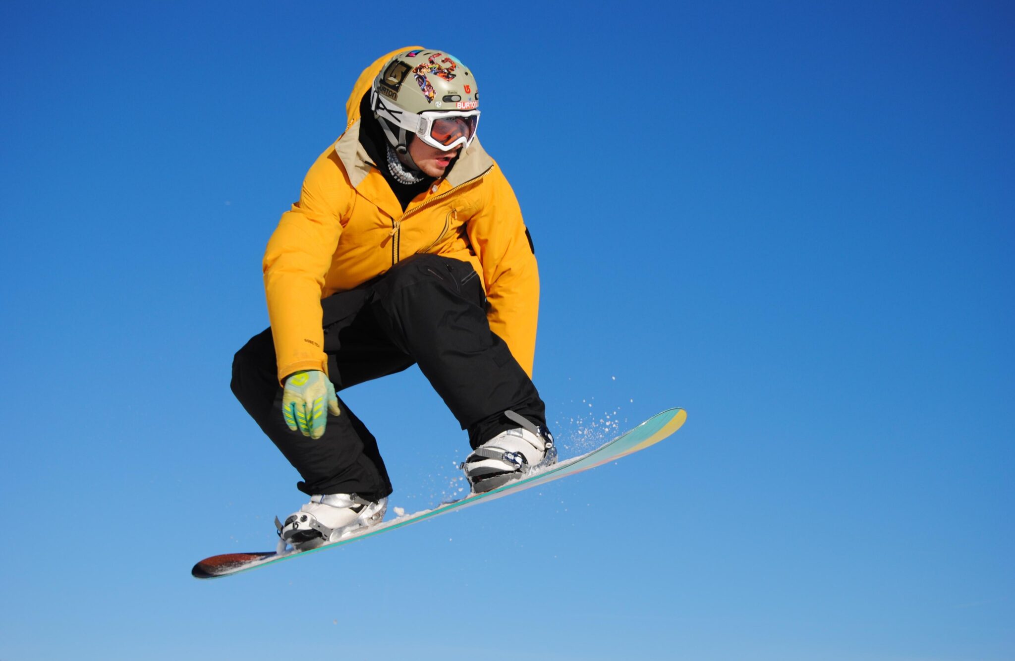 Springende snowboarder snowboard schoenen