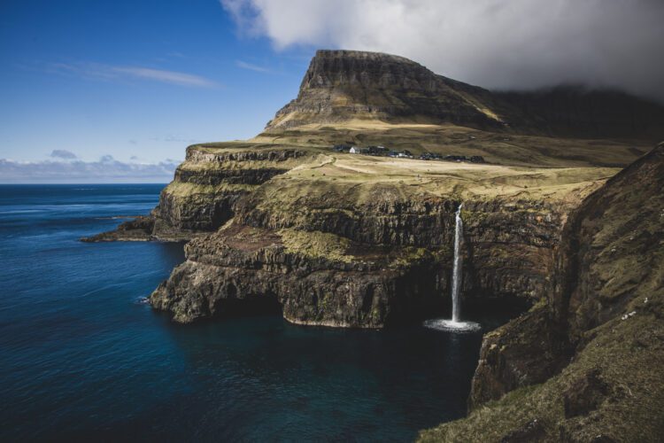 Faeroer eilanden Gasadalur en Mulafossur waterval