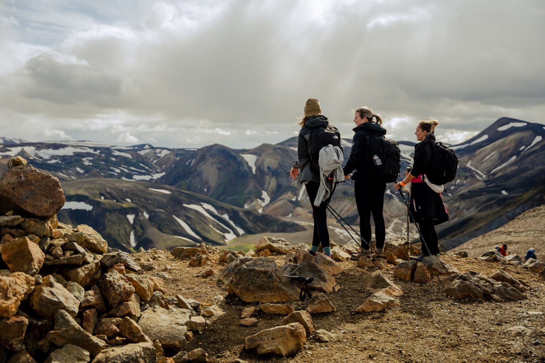 Hikers genieten van uitzicht tijdens The Iceland Trail, een prachtige trektocht door IJsland