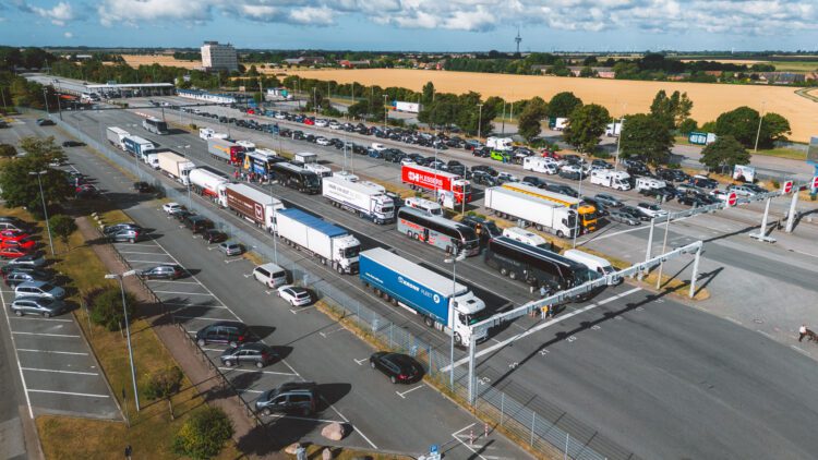 Wachtrij voor Scandlines in Puttgarden