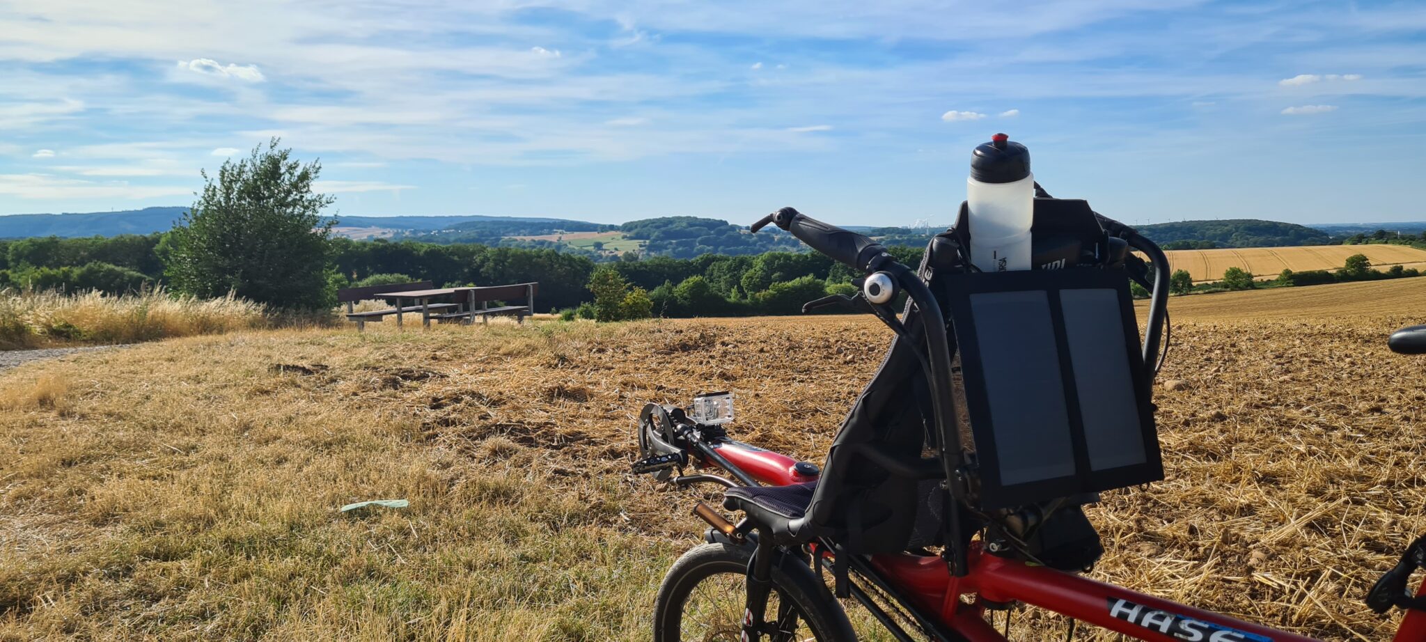 Tandem met uitzicht na het beklimmen van een berg