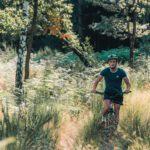 Man aan het mountainbiken in de Ardennen