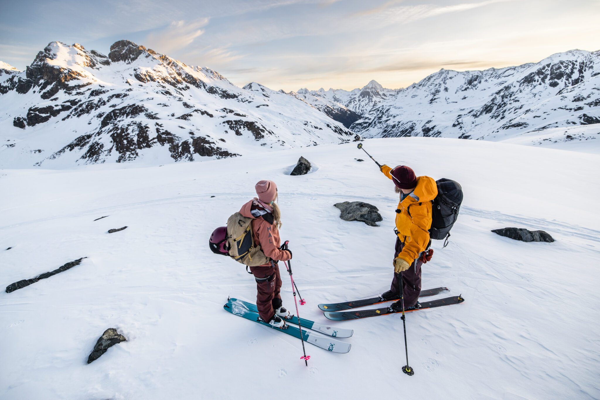 Man en vrouw skiën in sneeuw