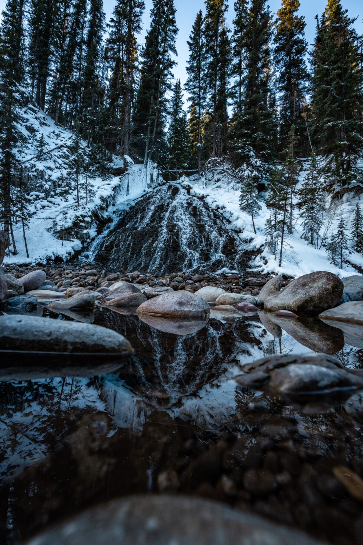 Jasper National Park Maligne Canyon in winter waterval