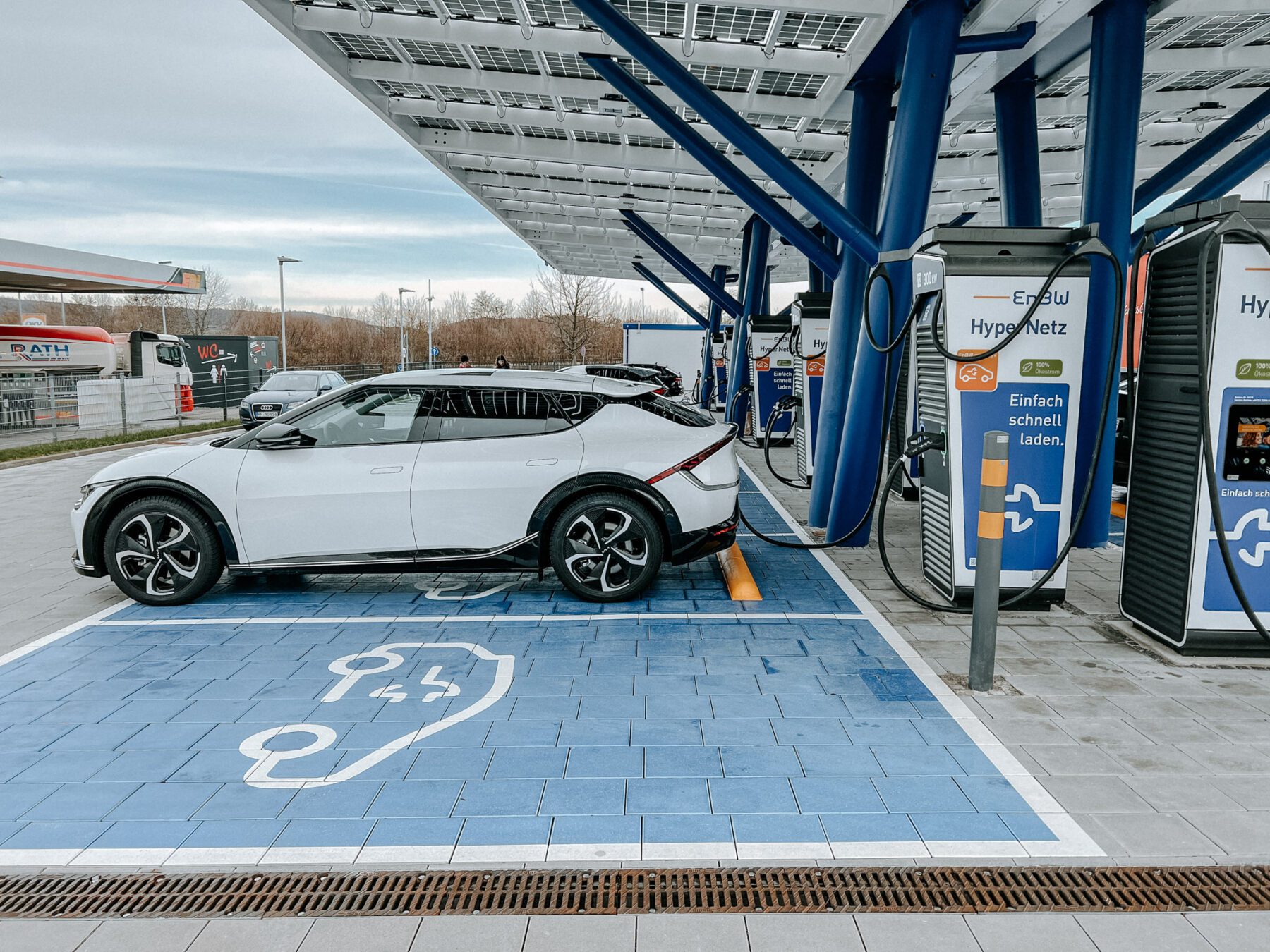 Met de elektrische auto op wintersport laadstation