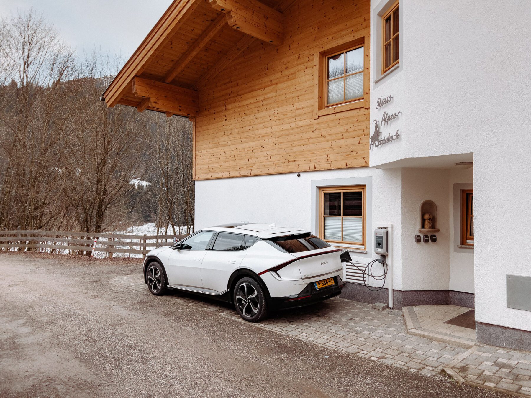 Opladen elektrische auto bij wintersport bestemming