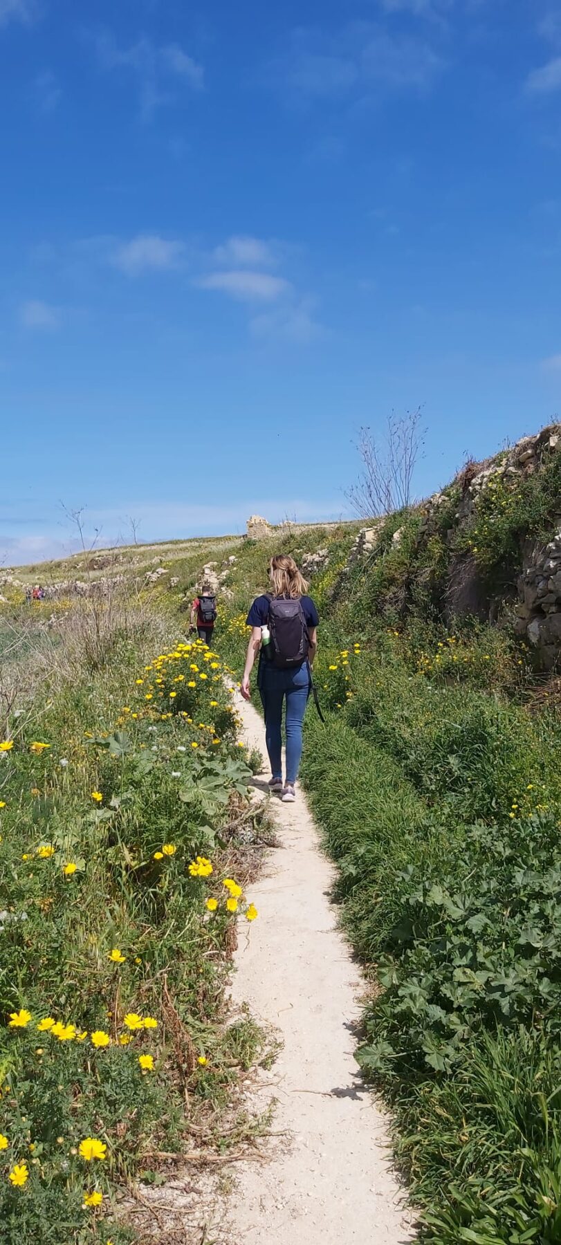 Hiker loopt door de natuur in Malta