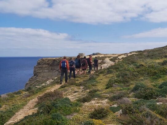 Hikers wandelen in de natuur van Malta