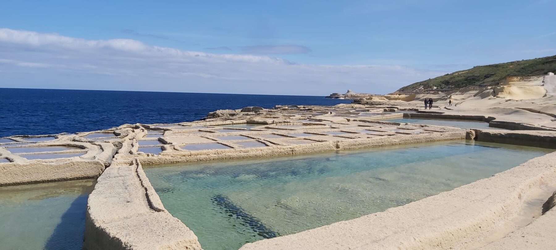 Zoutvlakten in Malta met de zee als achtergrond
