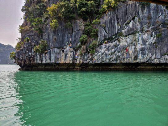 Klimmen in Vietnam kent zo zijn uitdagingen. Voor Deep Water Solo moet je je lichaam soms in de raarste bochten wringen.