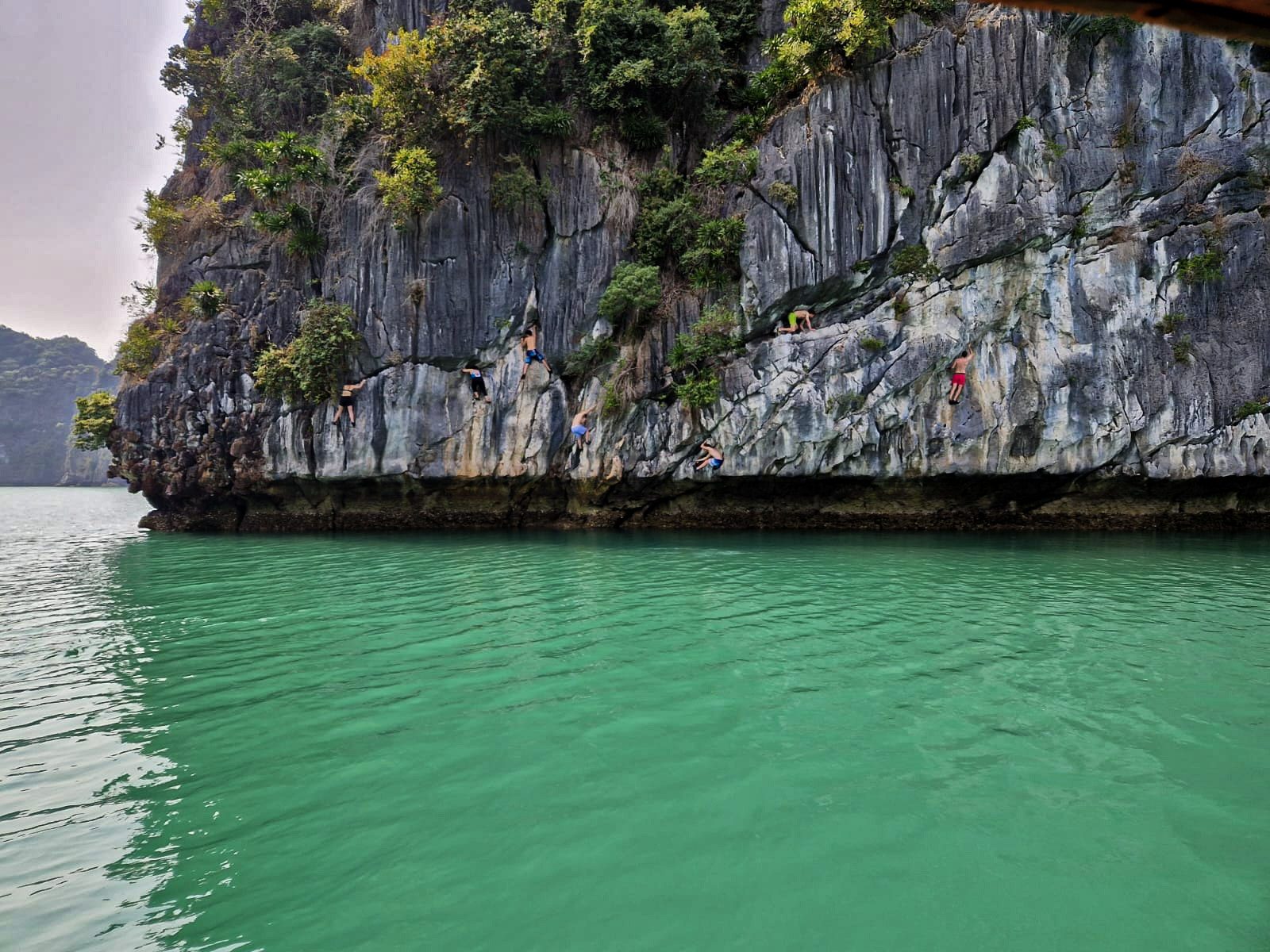 Klimmen in Vietnam kent zo zijn uitdagingen. Voor Deep Water Solo moet je je lichaam soms in de raarste bochten wringen.