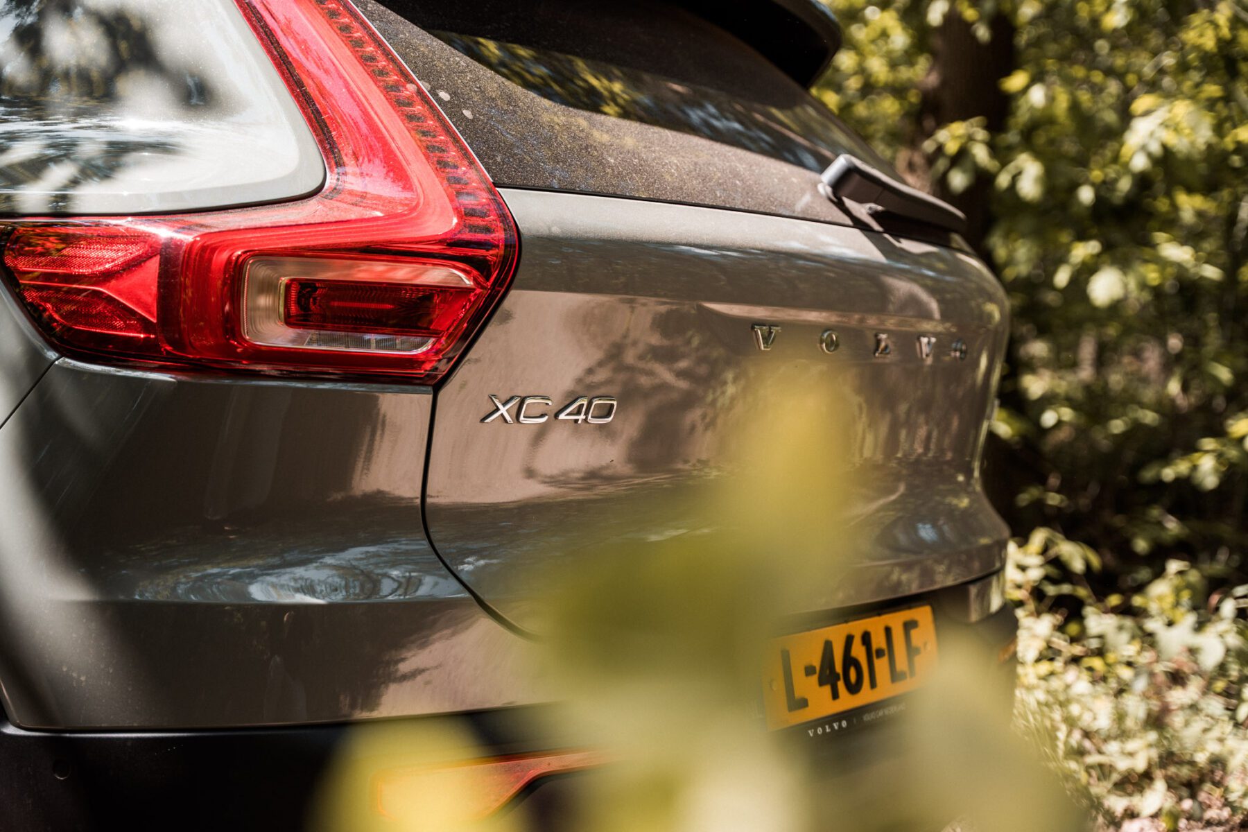 Volvo XC40 Recharge Twin Engine logo close up achterkant