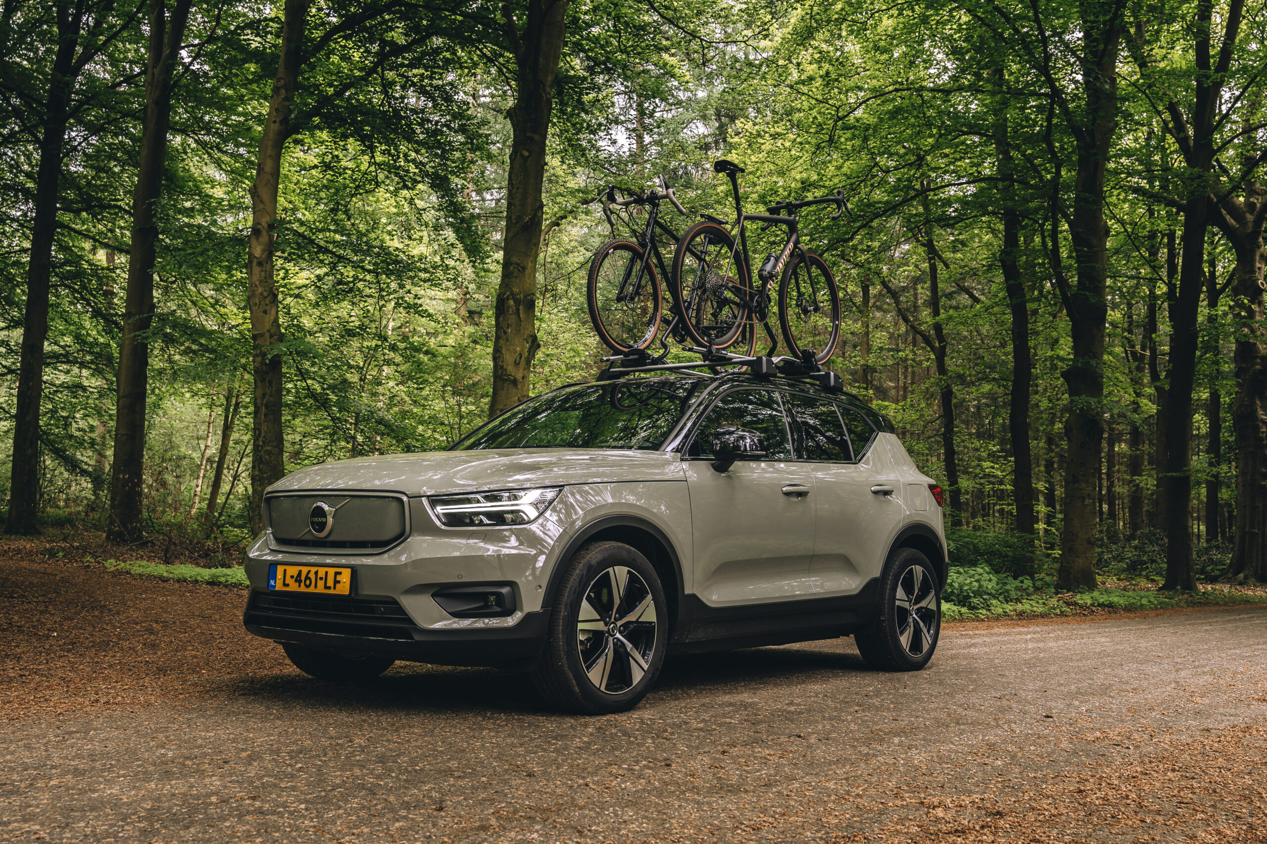 Volvo XC40 Recharge Twin Engine fietsen op dak