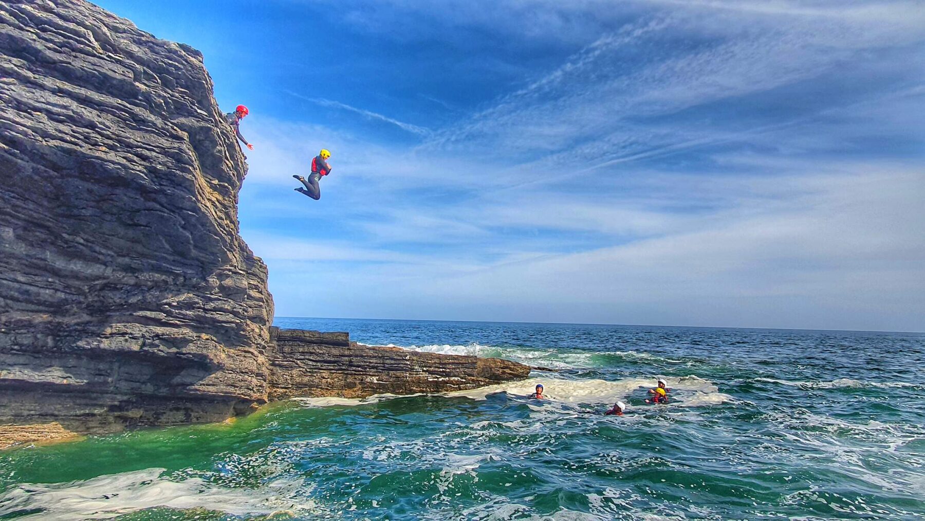 Coasteering in Noord-Ierland met springen van rotsen.