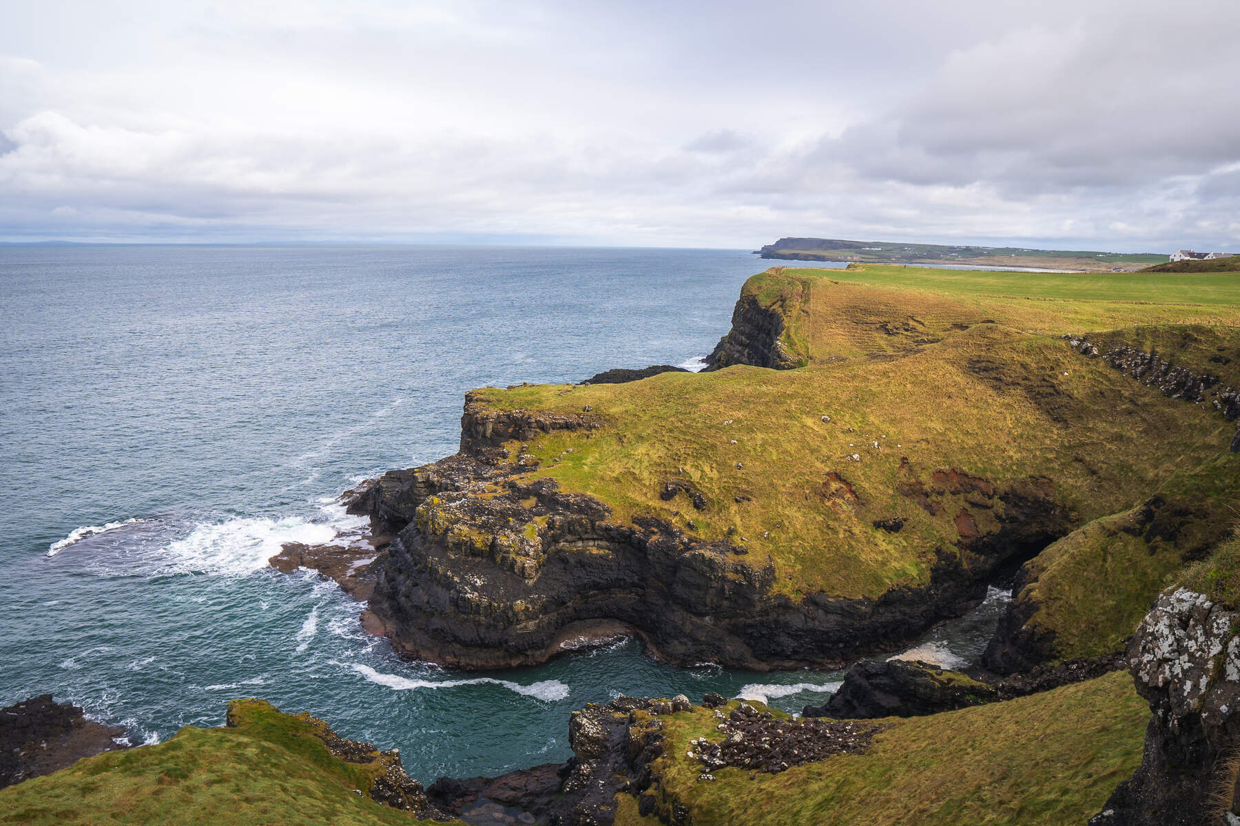 Coasteering aan de kust van Noord-Ierland.