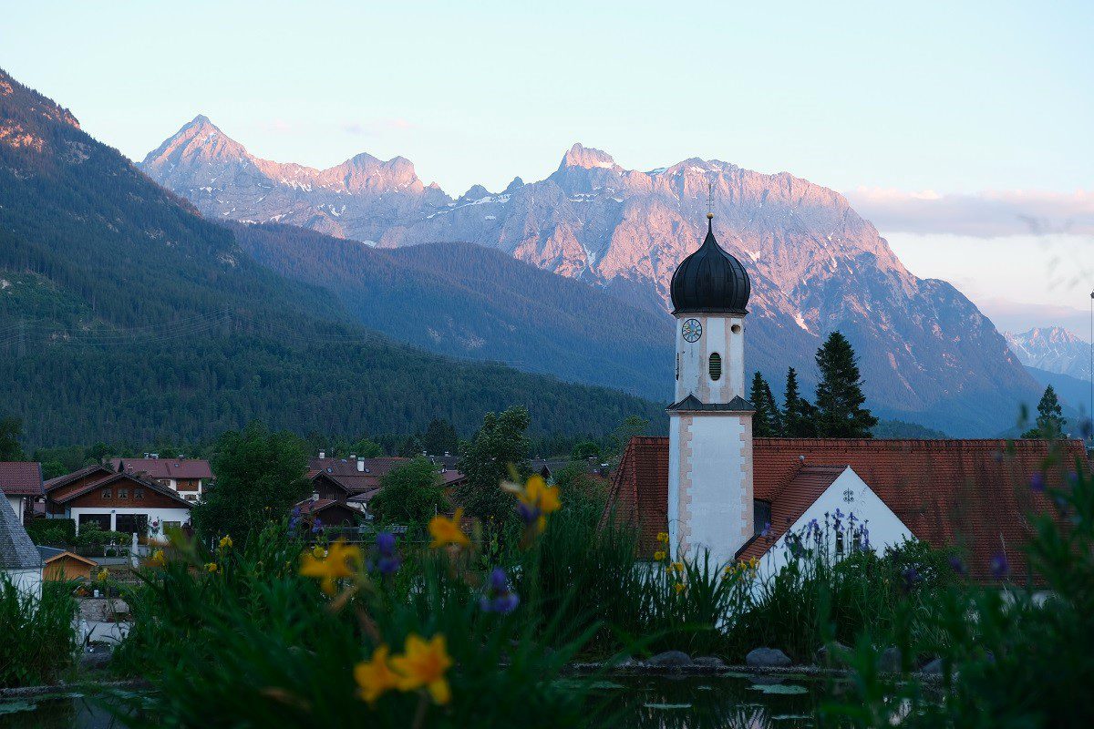 Blik op Wallgau en het Karwendel, een ideale plek voor een langere fiets- en wandelvakantie.