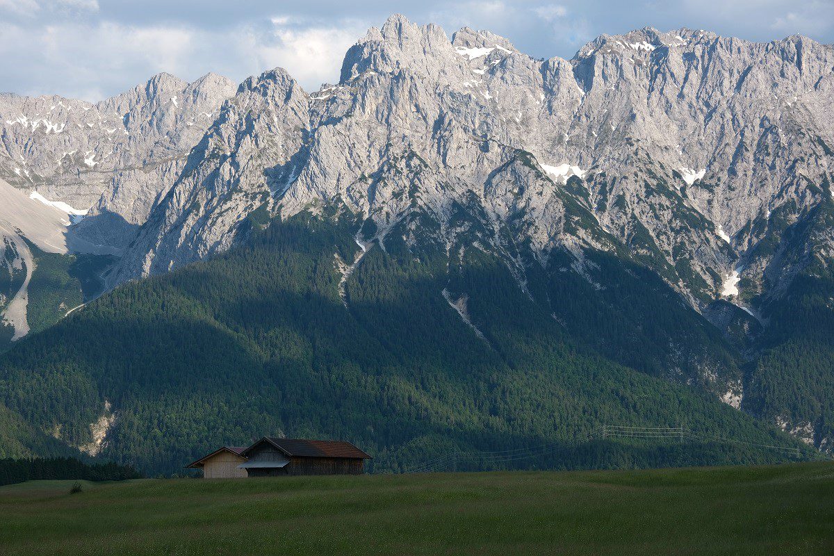 Zo wil je je vakantie in het Karwendel het liefste hebben: prachtige alpenweides met op de achtergrond de machtige toppen van het Karwendel