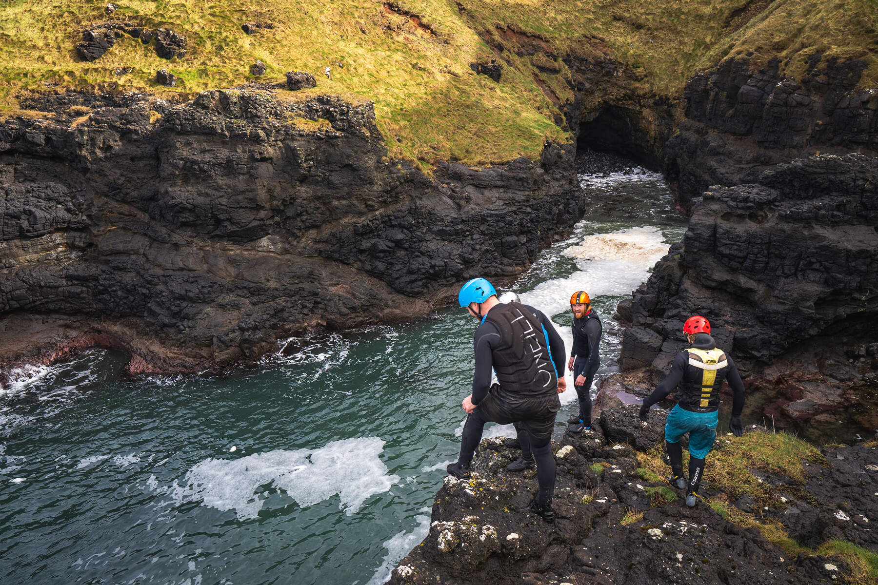 Voor coasteering Noord-Ierland is een goede outfit onmisbaar.