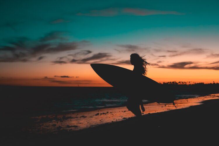 Golfsurfen bij zonsondergang