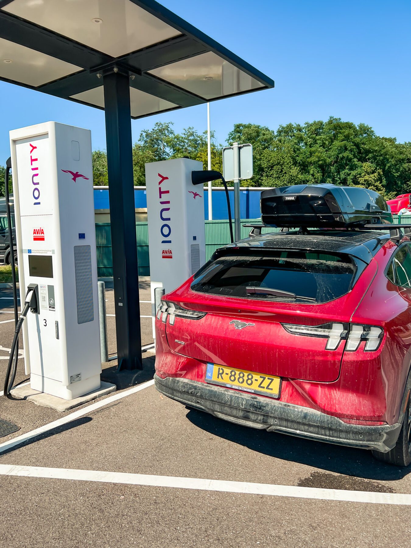 Opladen elektrische auto met dakkoffer