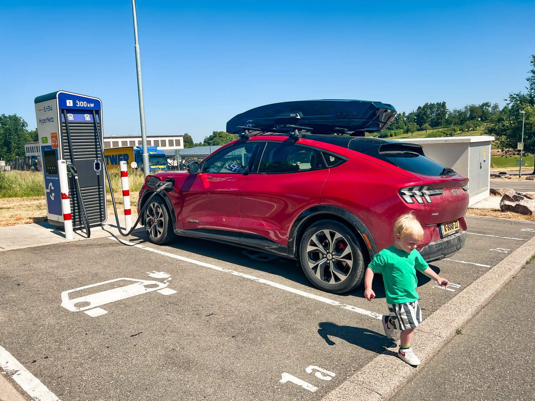 Elektrische auto opladen tijdens autovakantie met kinderen