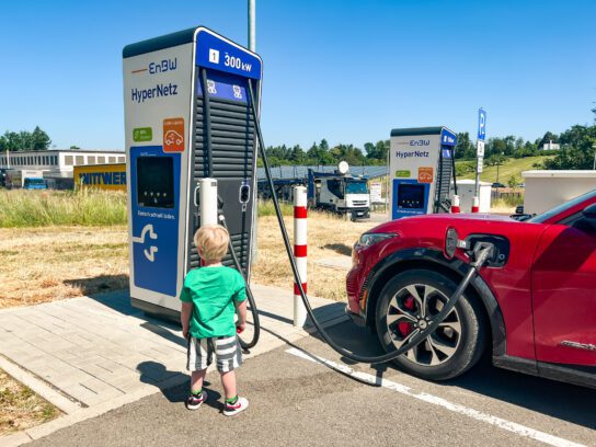 Elektrische auto opladen tijdens autovakantie met kinderen