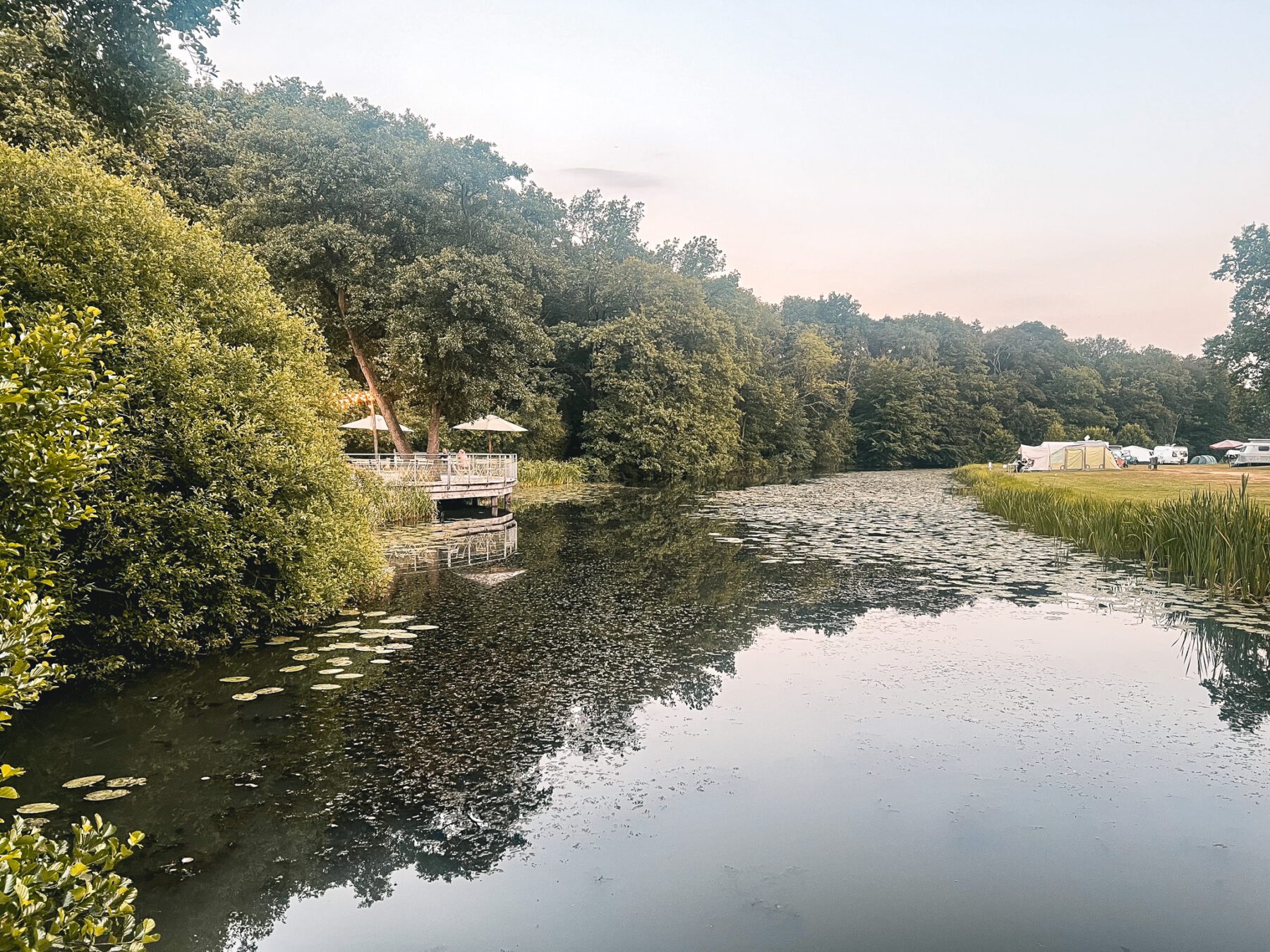 Huttopia camping de Roos ligt prachtig aan het water