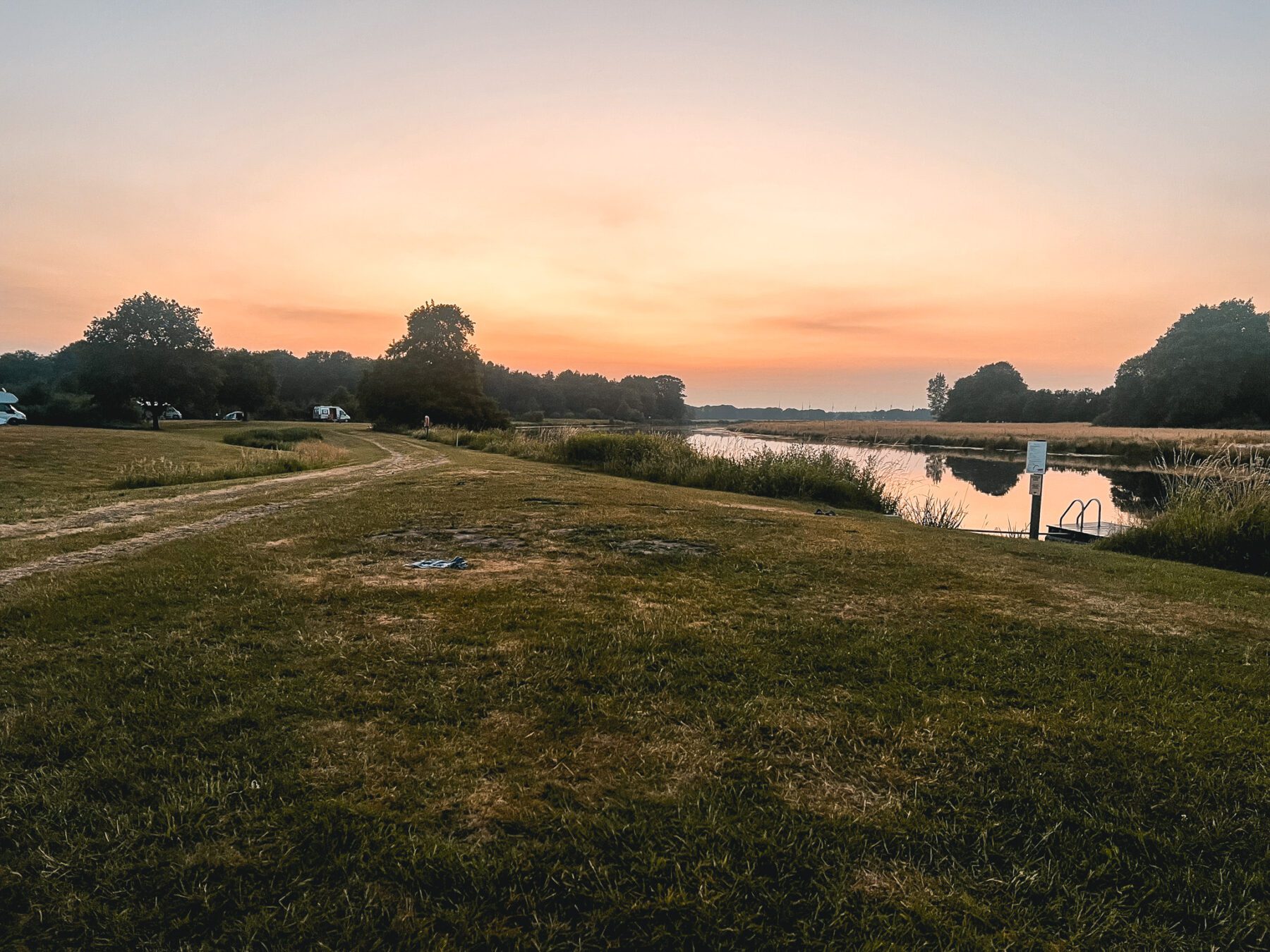 zonsondergang op camping de roos