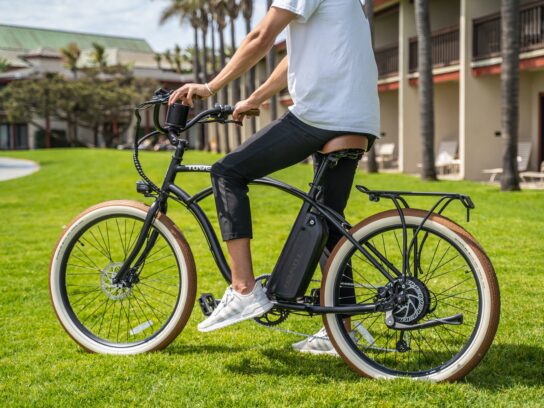 Kinderen op de elektrische fiets