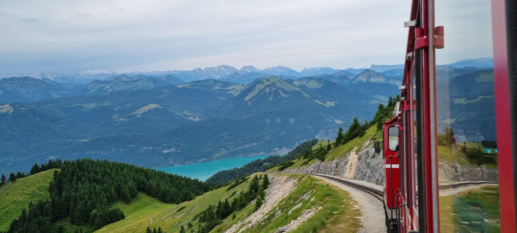 Het uitzicht vanuit de Schafbergbahn in Salzkammergut