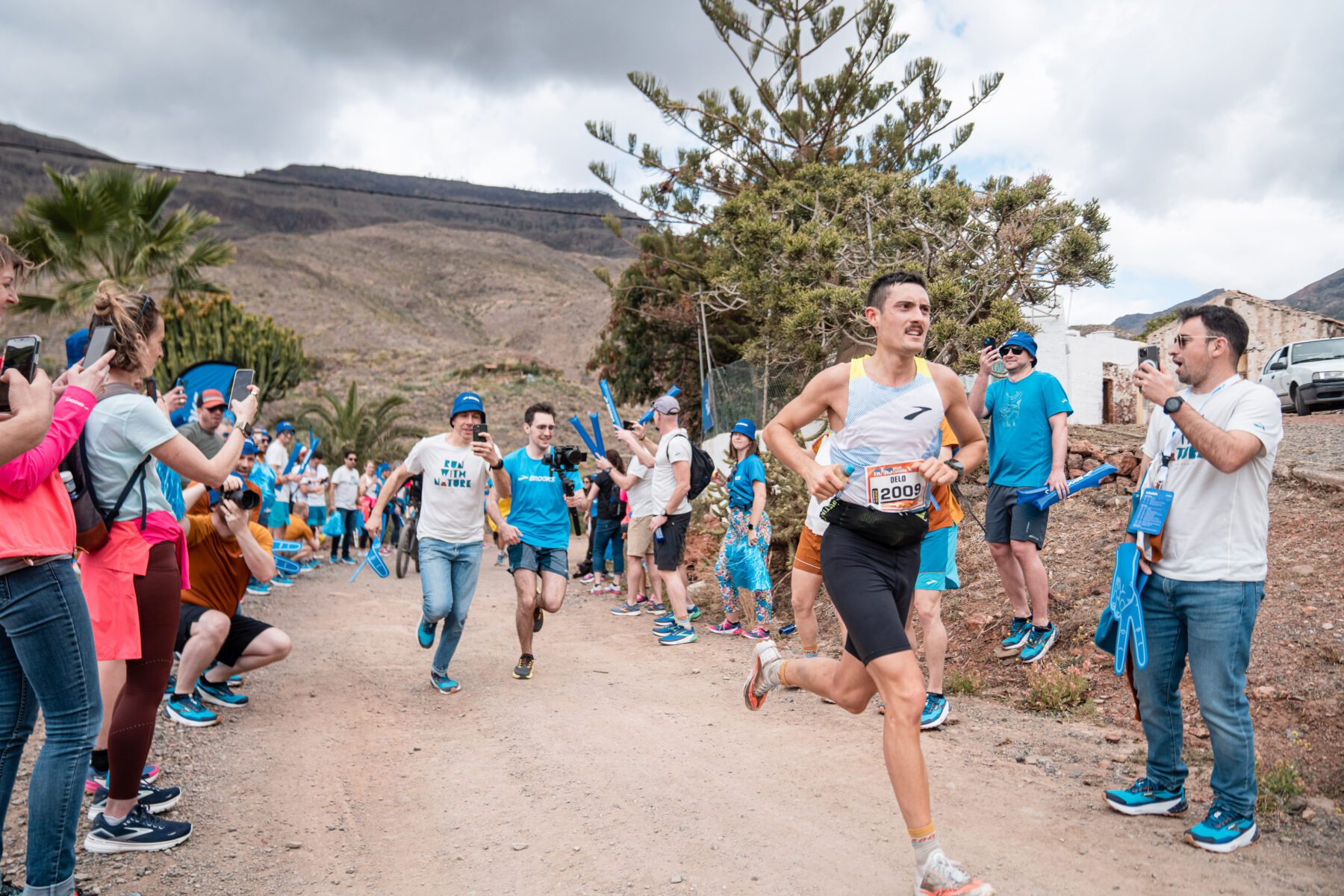 De Brooks running crew moedigt Roberto Delorenzi aan tijdens de Transgrancanaria 2023