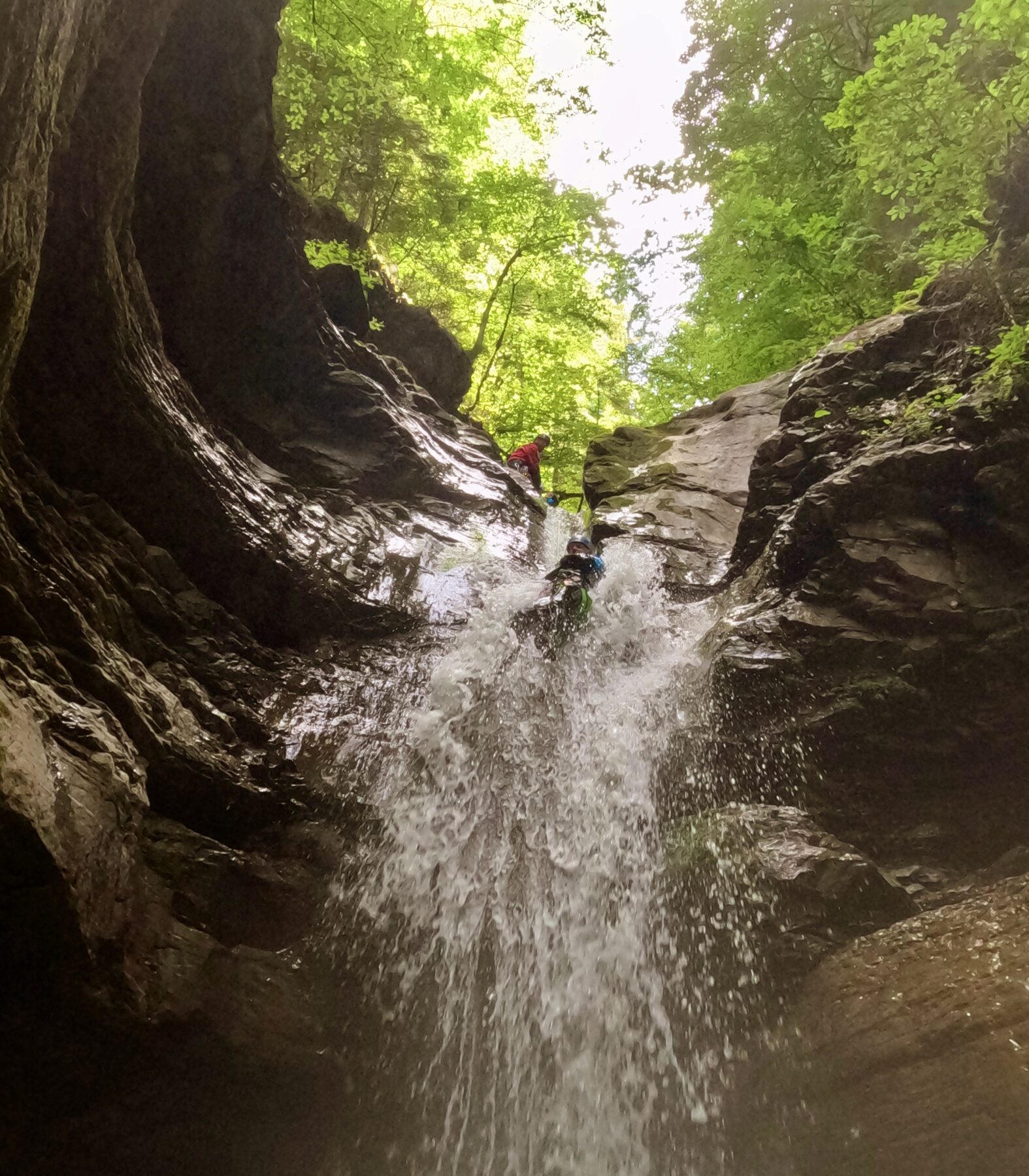 man daalt af door waterval