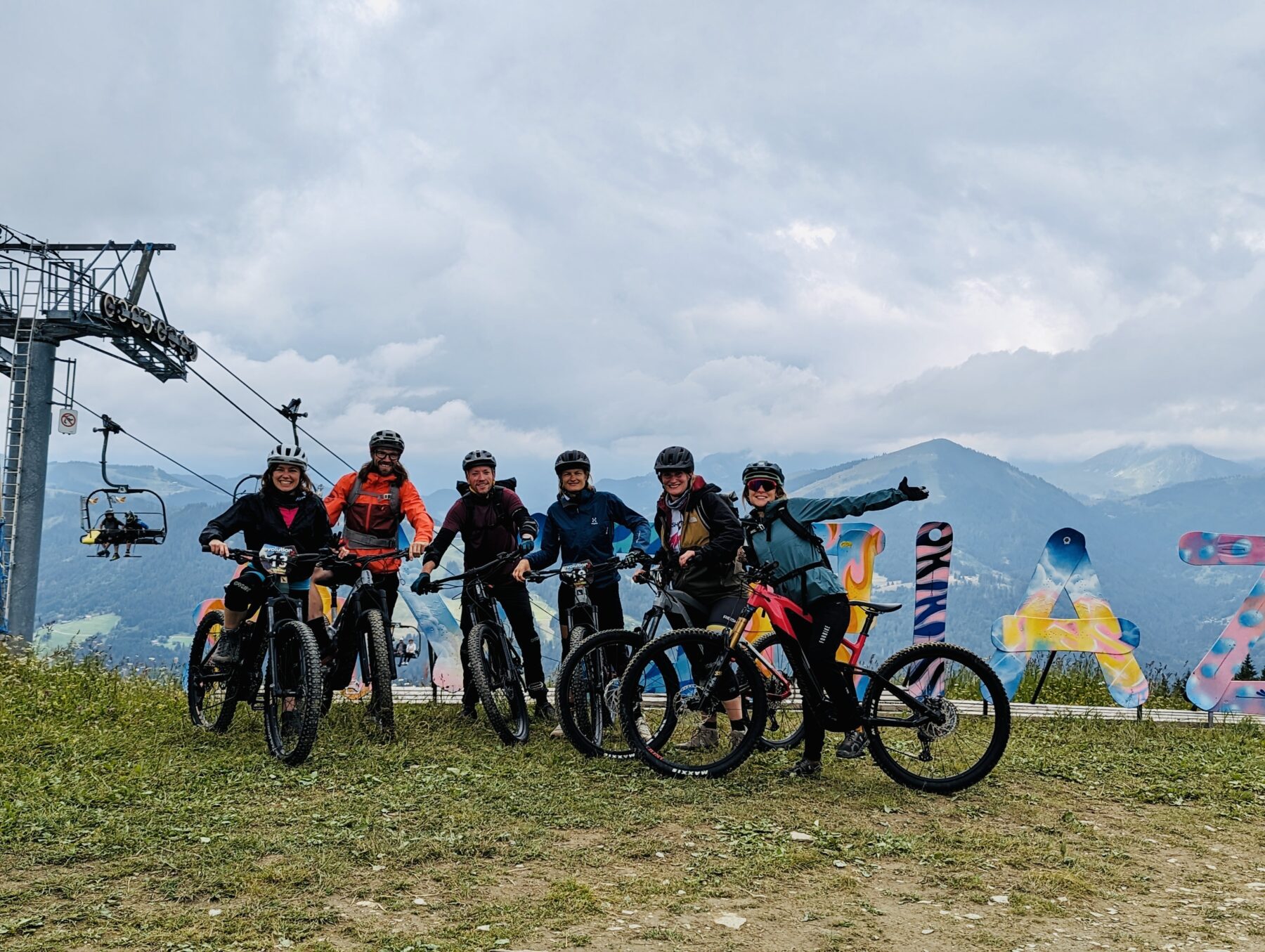 Groepsfoto Mountainbikers voor Avoriaz bord