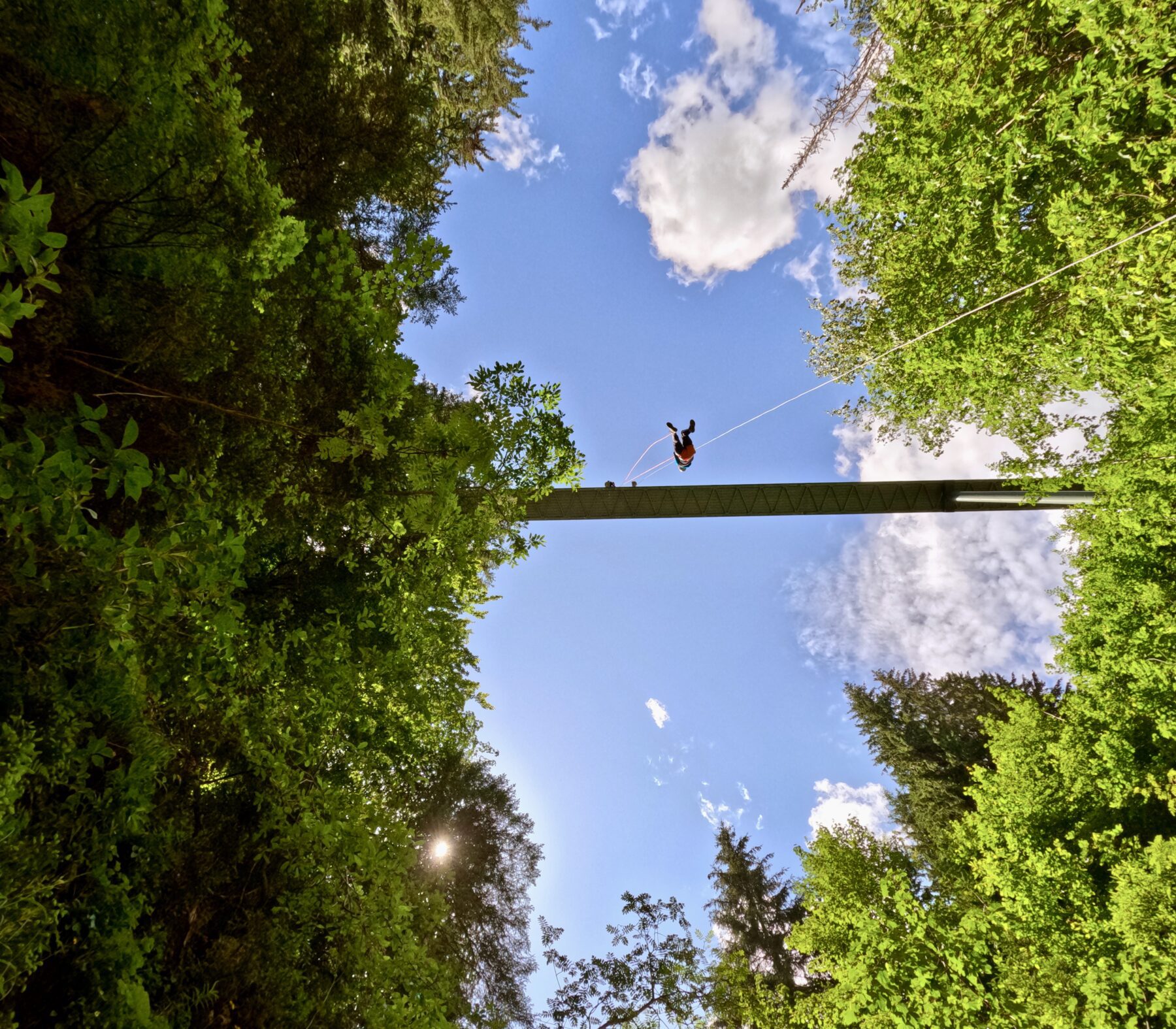 Abseiler vanaf brug in Canyon de Nyon in Morzine