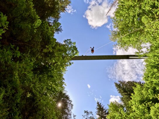 Abseiler vanaf brug in Canyon de Nyon in Morzine