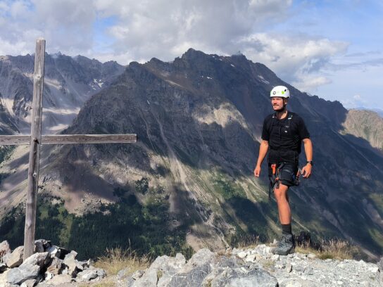 Jongen op de top van Aiguillette du Lauzet