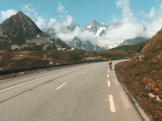 Jongen fietst Col du Gailbier omhoog vanuit Col du Lautaret - cols in Hautes-Alpes