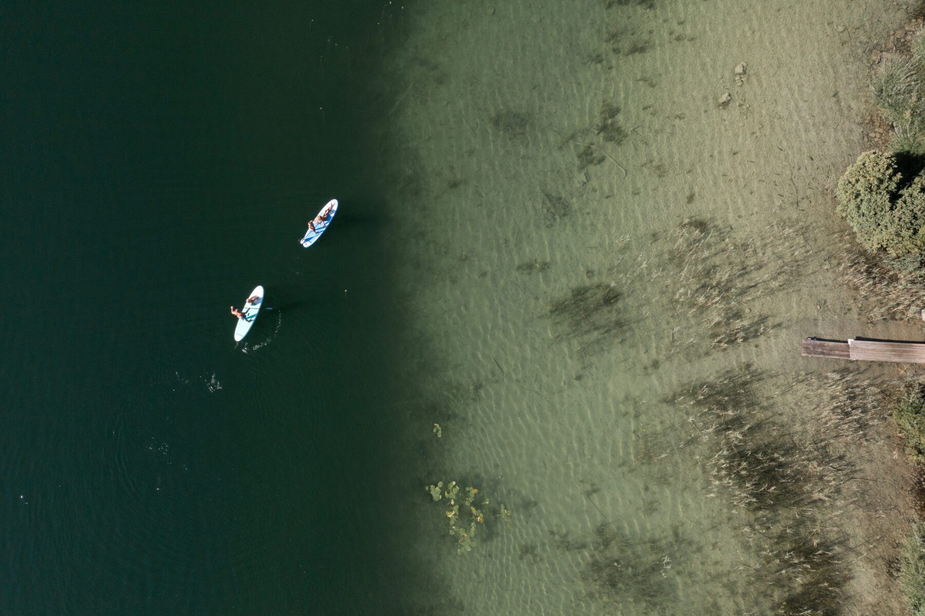 Volop watersportmogelijkheden in het Salzkammergut, waaronder suppen.