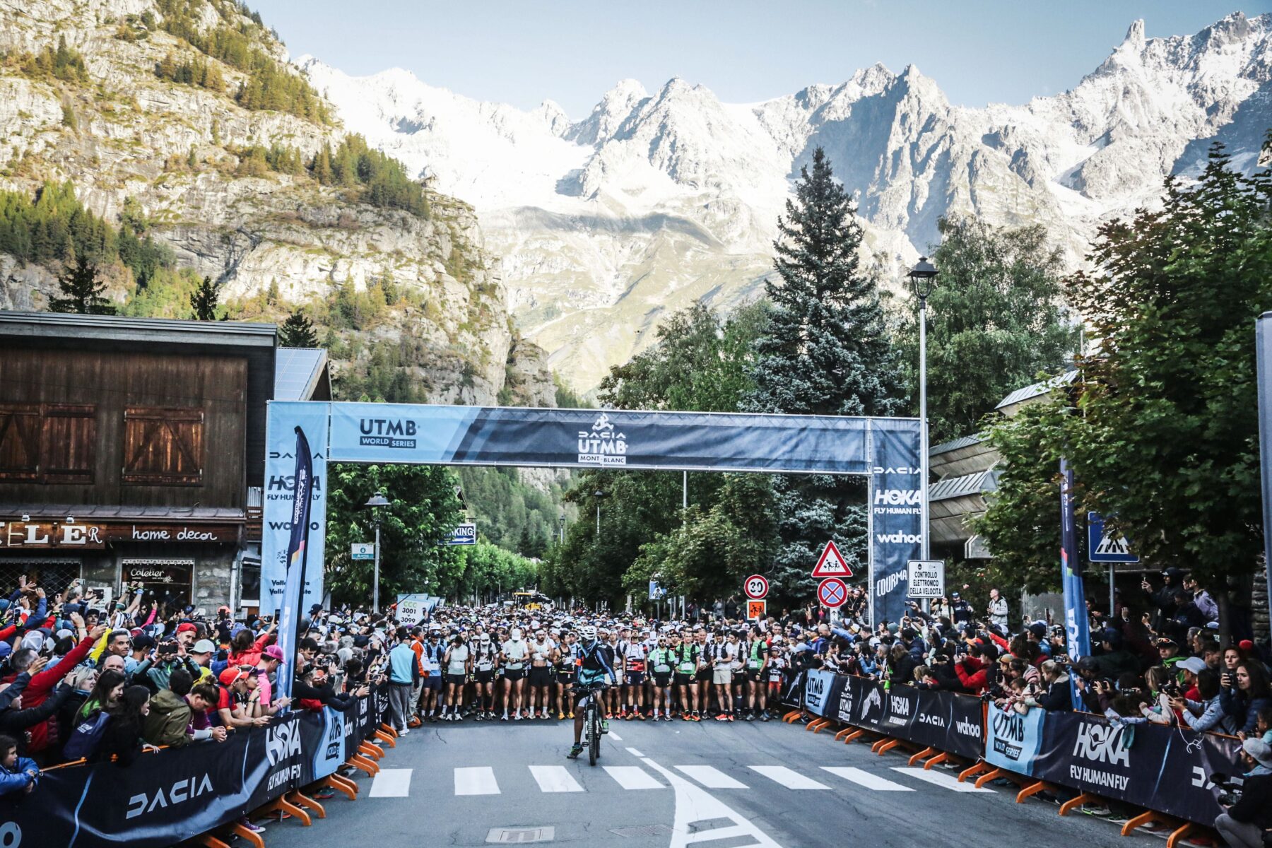 Trailrunning tijdens UTMB in Chamonix rondom de Mont-Blanc in de Franse, Zwitserse en Italiaanse Alpen