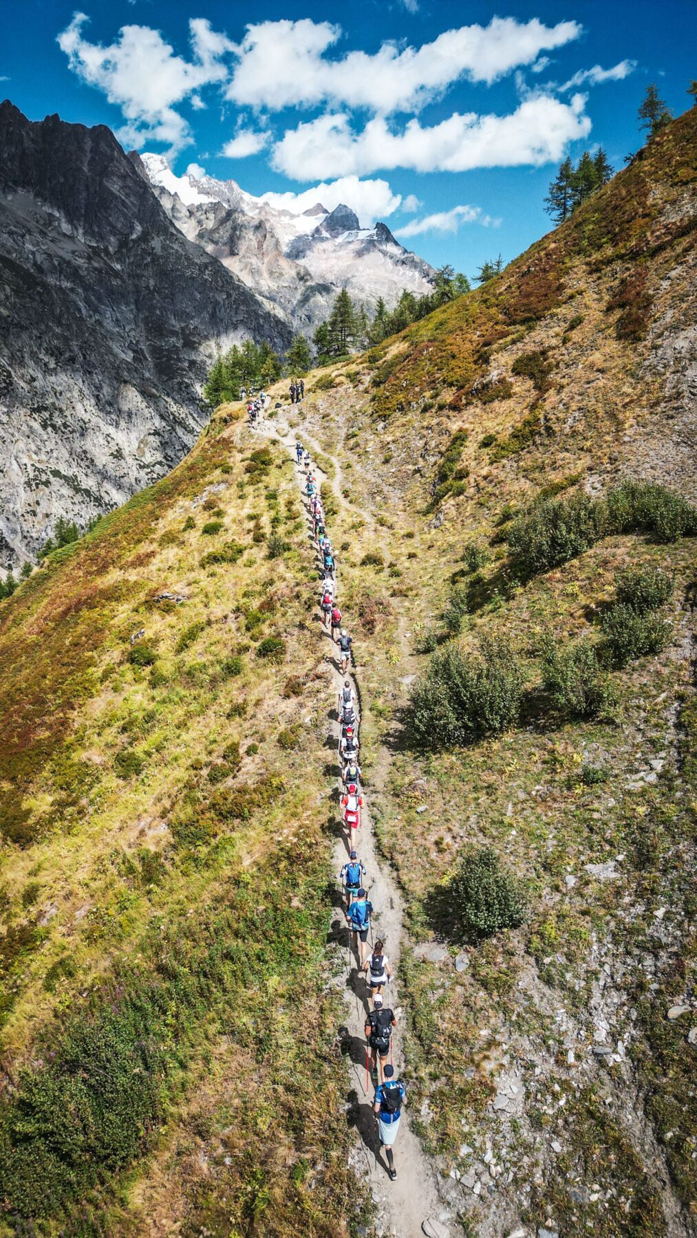 Trailrunning tijdens UTMB in Chamonix rondom de Mont-Blanc in de Franse, Zwitserse en Italiaanse Alpen