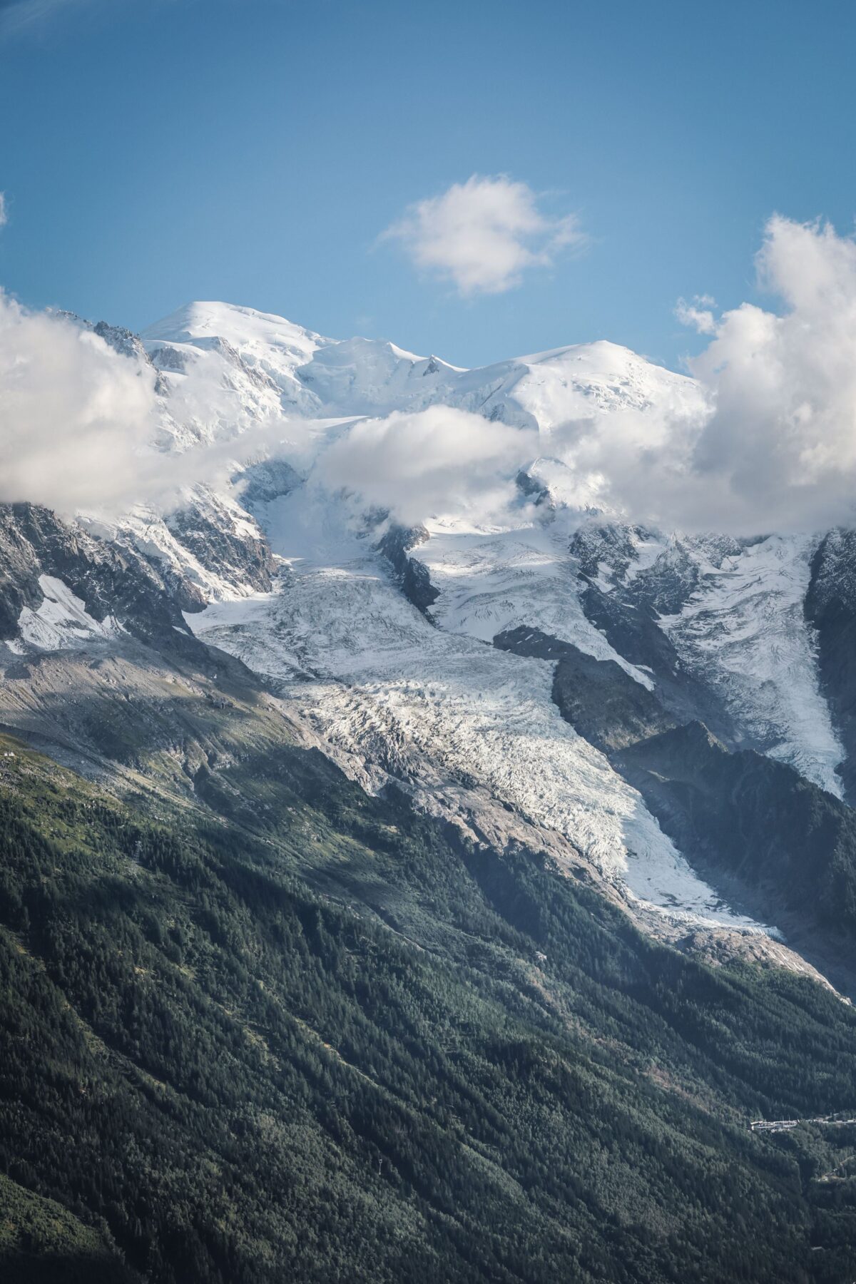 Trailrunning tijdens UTMB in Chamonix rondom de Mont-Blanc in de Franse, Zwitserse en Italiaanse Alpen