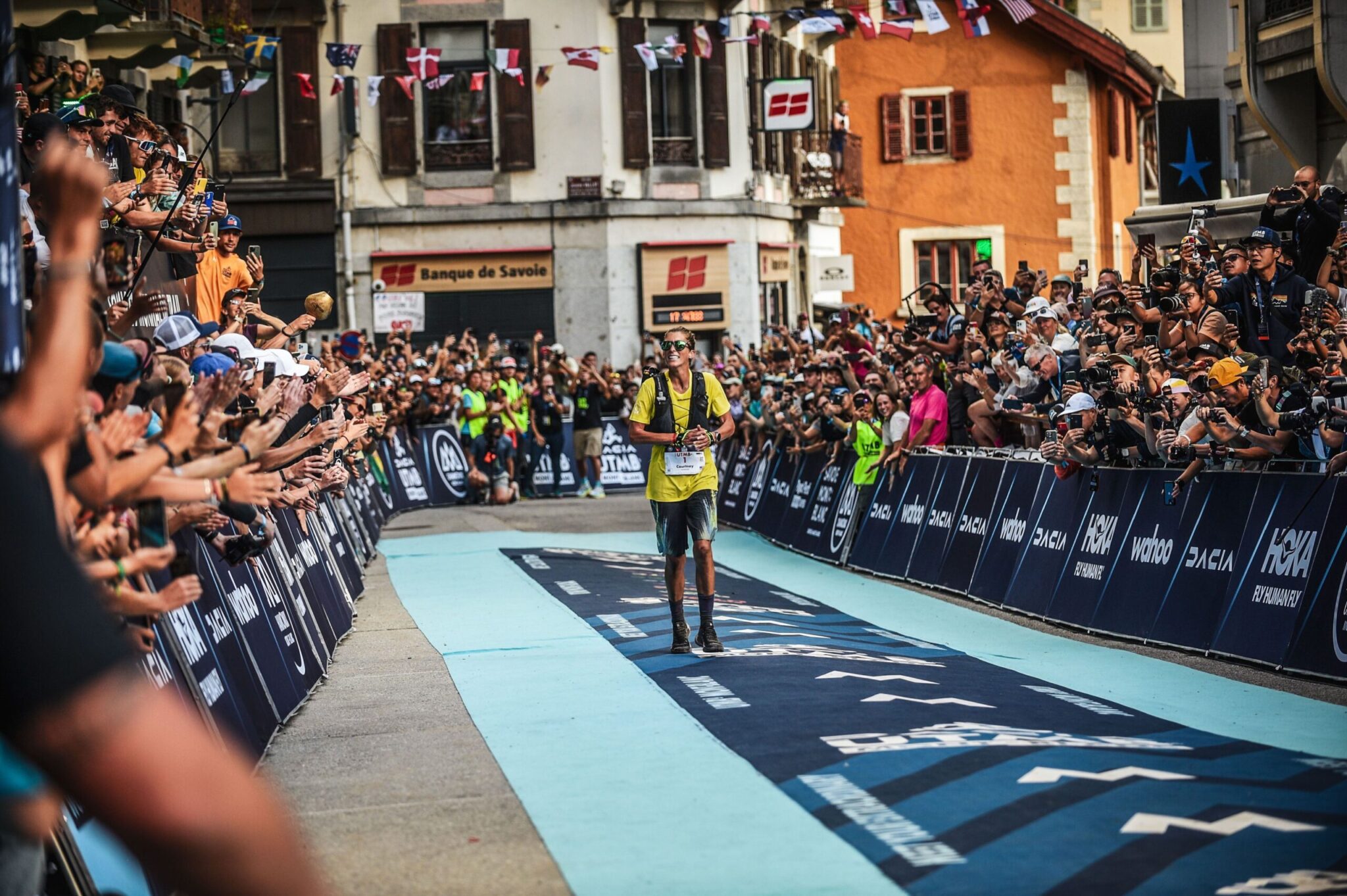 Courtney Dauwater, trailrunning, UTMB, Chamonix, finish, ultrarunning