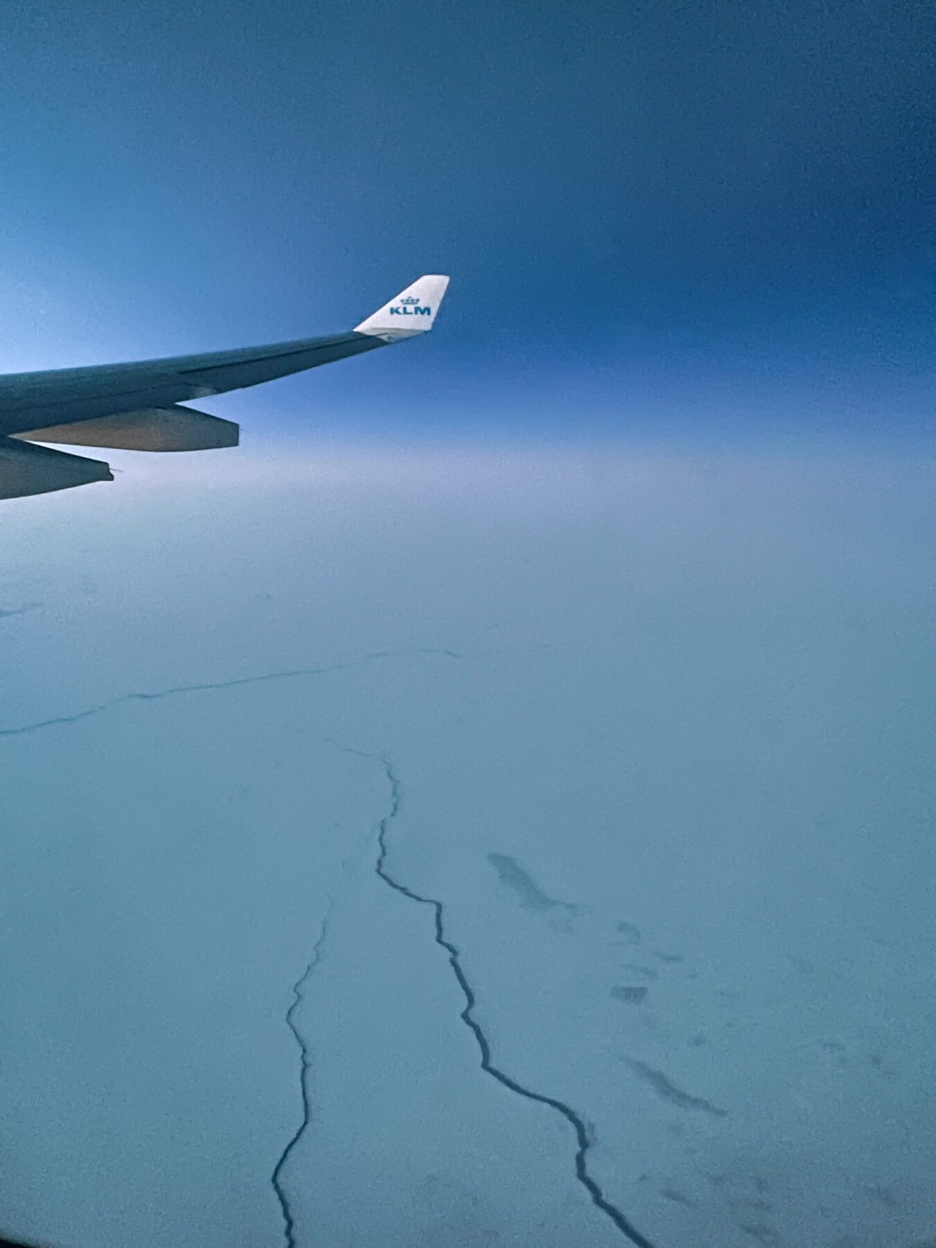 Vliegen met KLM over Groenland richting Alberta in de winter