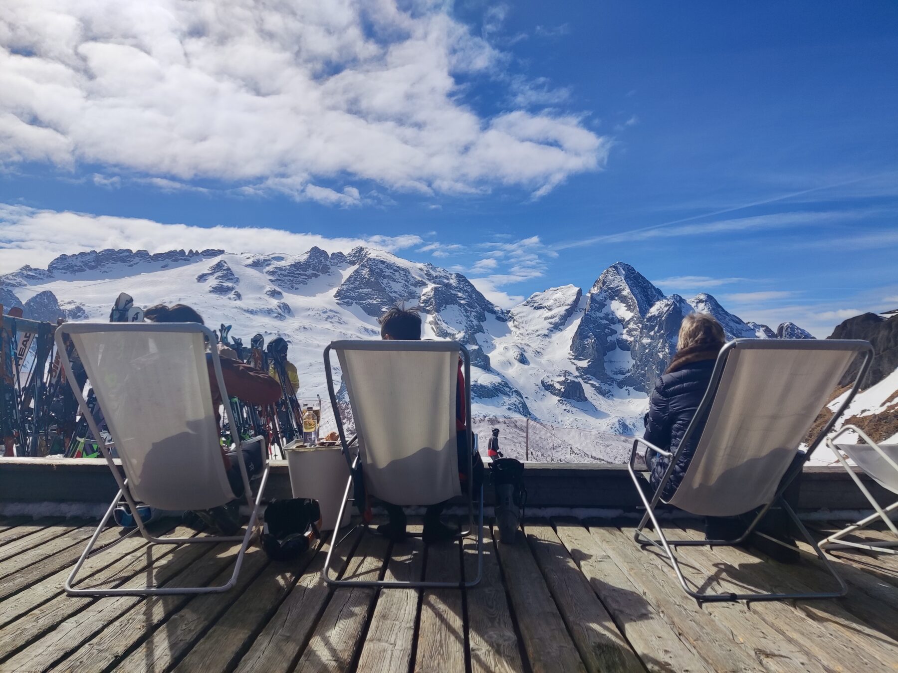 strandstoelen gericht op besneeuwde bergtoppen